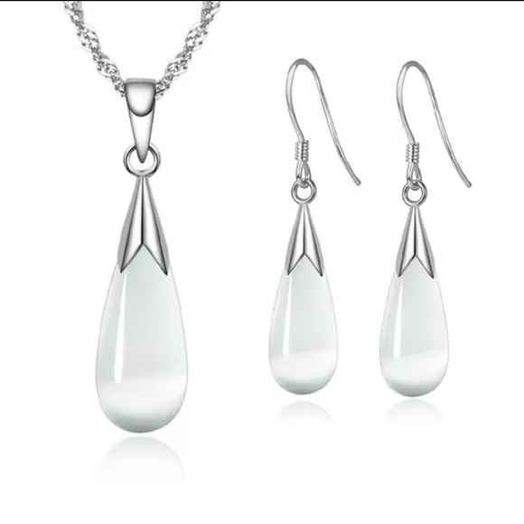 Jewelry - Silver Teardrop Necklace with Translucent Gemstone
